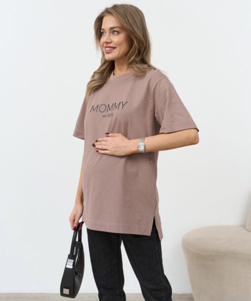 Кофейная футболка для мам Mommy est 2025 — изображение 8