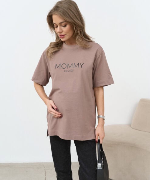 Кофейная футболка для мам Mommy est 2025 — изображение 4