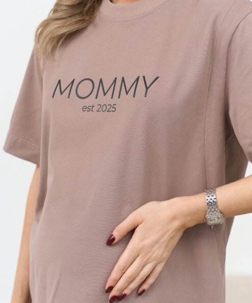 Кофейная футболка для мам Mommy est 2025 — изображение 9