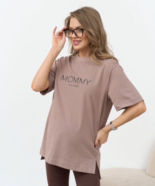Кофейная футболка для мам Mommy est 2024