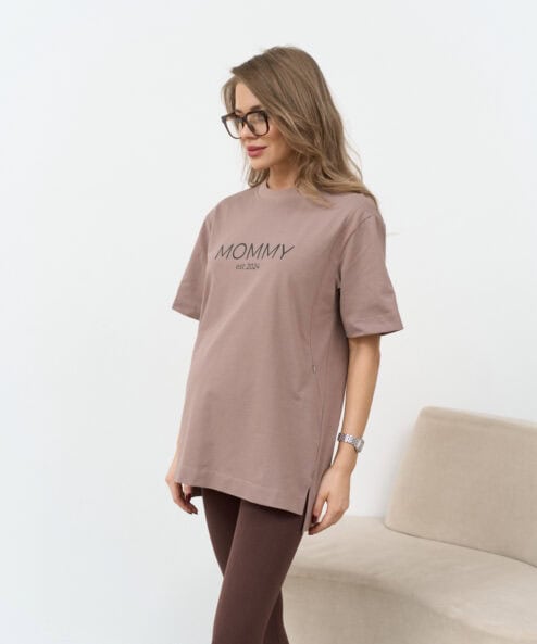 Кофейная футболка для мам Mommy est 2024 — изображение 3
