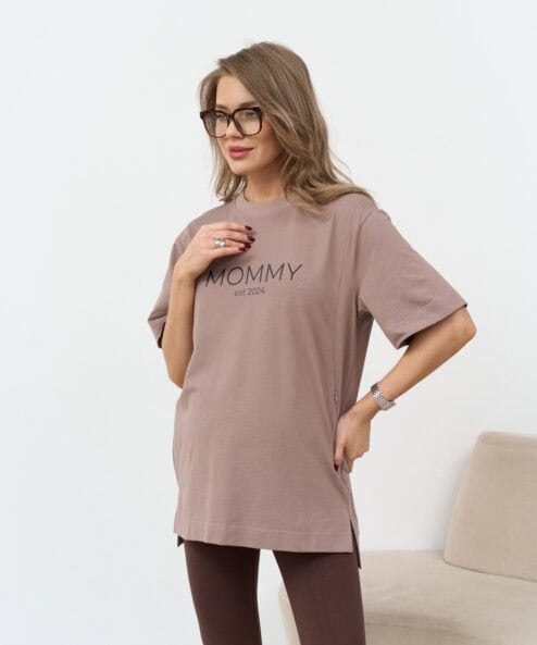 Кофейная футболка для мам Mommy est 2024 — изображение 5