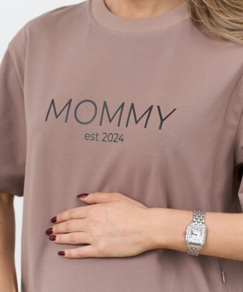 Кофейная футболка для мам Mommy est 2024 — изображение 4
