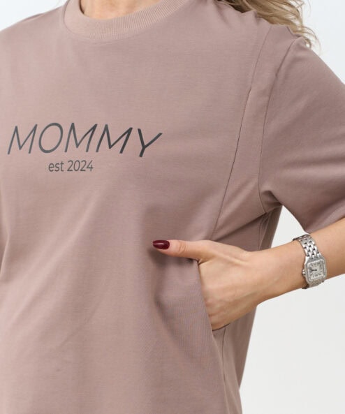 Кофейная футболка для мам Mommy est 2024 — изображение 2