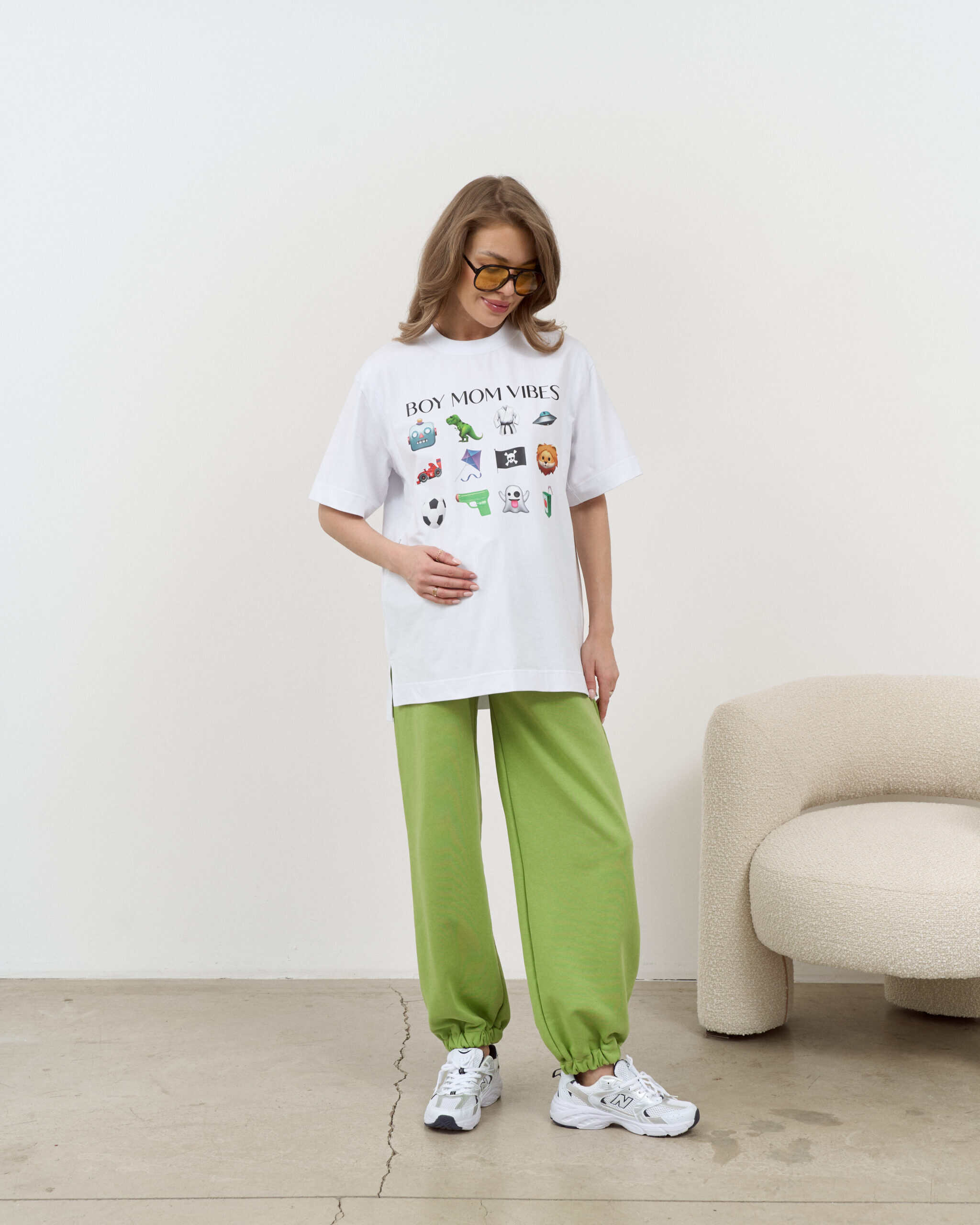 Белая футболка для будущих и кормящих мам Boy Mom Vibes Белая футболка для будущих и кормящих мам Boy Mom Vibes — изображение 14