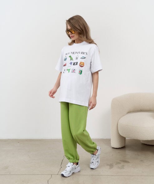 Белая футболка для будущих и кормящих мам Boy Mom Vibes Белая футболка для будущих и кормящих мам Boy Mom Vibes — изображение 6