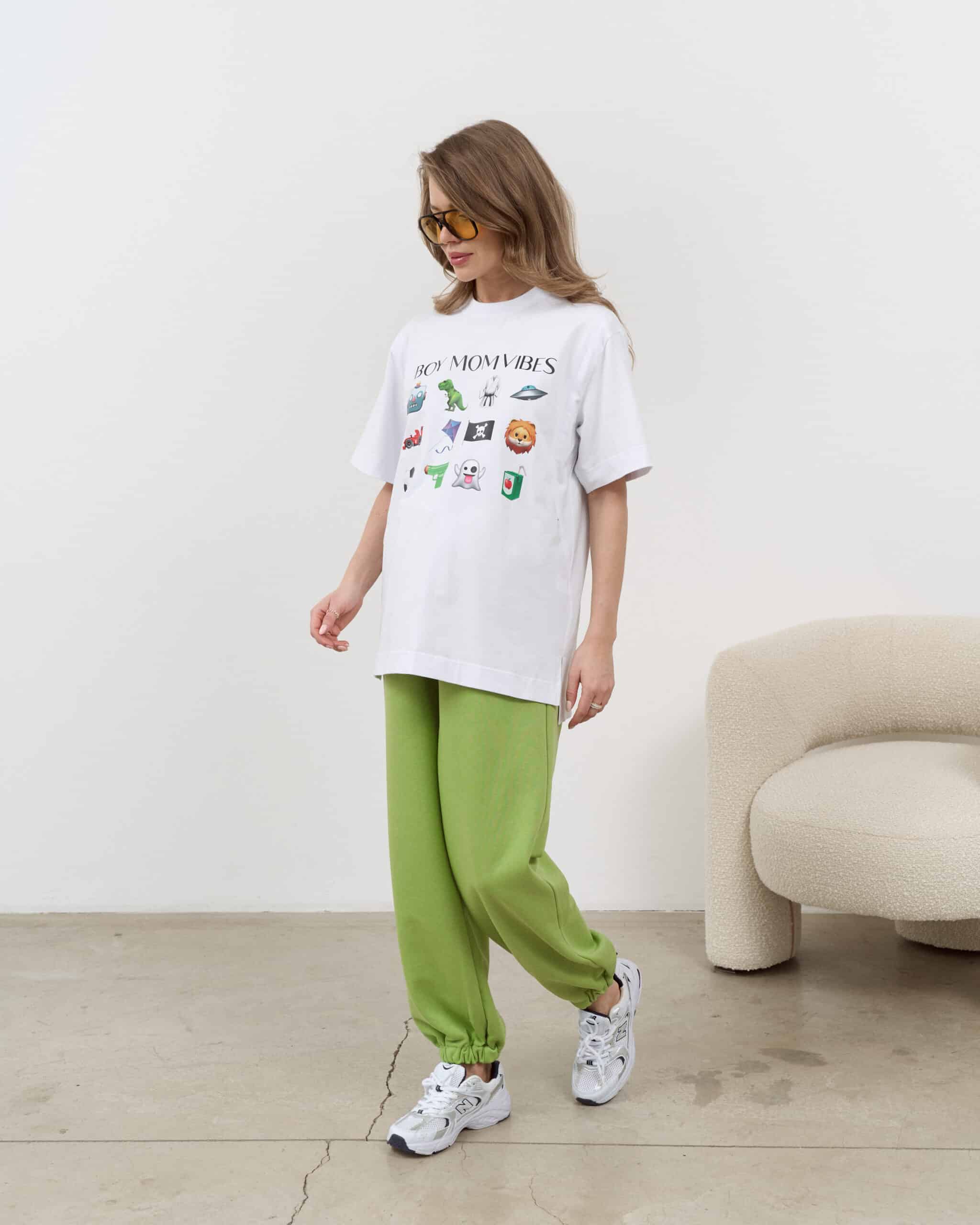 Белая футболка для будущих и кормящих мам Boy Mom Vibes Белая футболка для будущих и кормящих мам Boy Mom Vibes — изображение 6