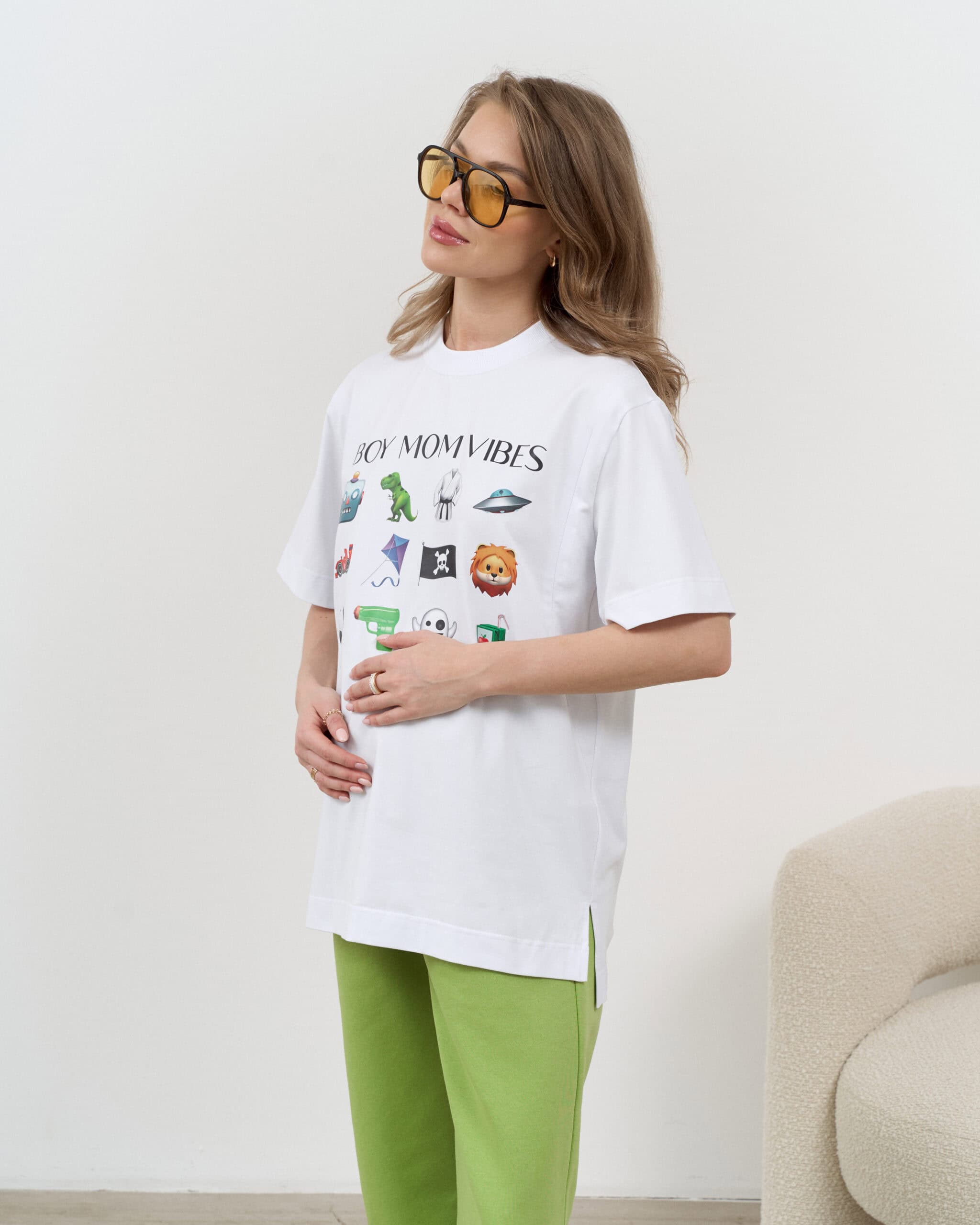 Белая футболка для будущих и кормящих мам Boy Mom Vibes Белая футболка для будущих и кормящих мам Boy Mom Vibes — изображение 13