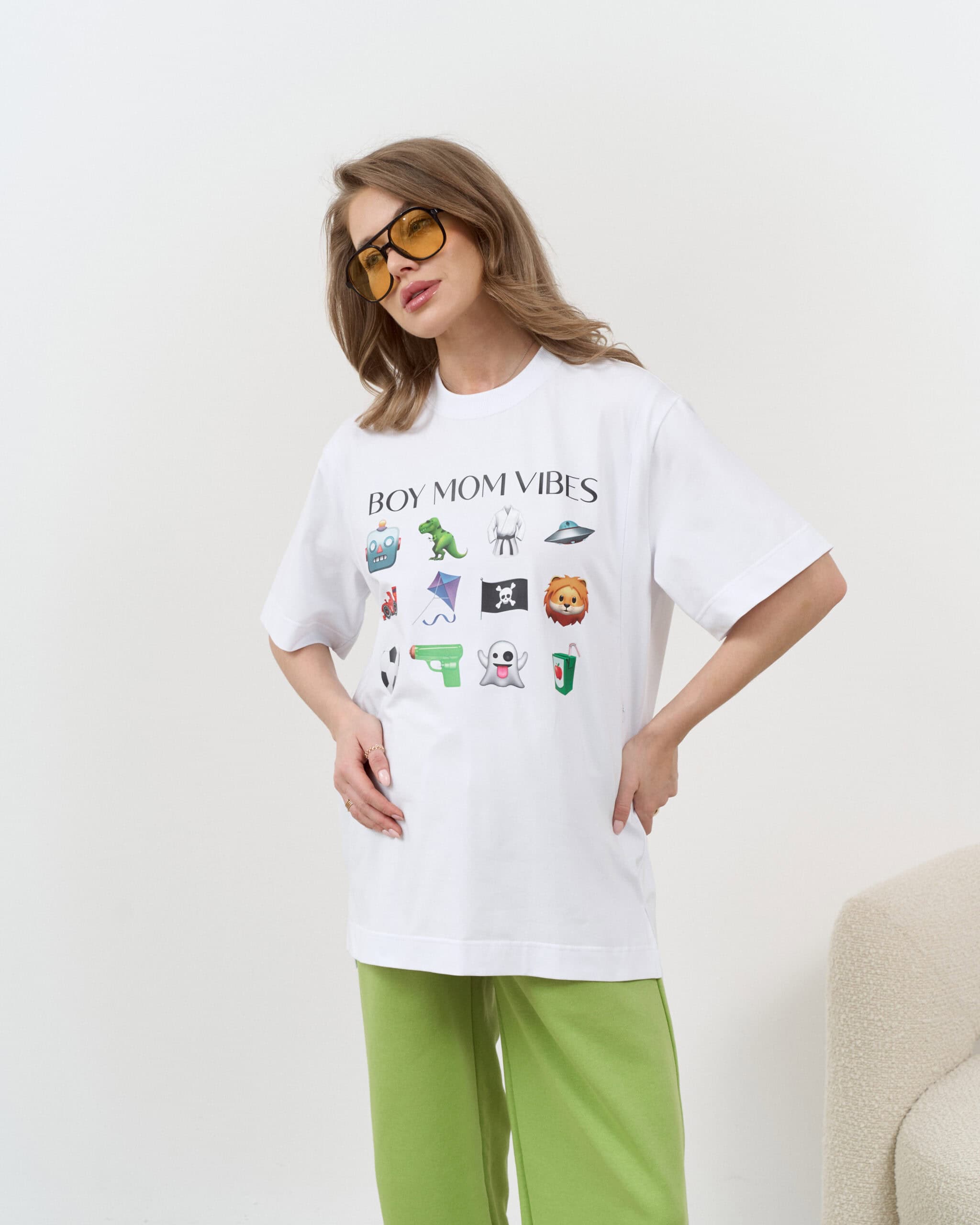 Белая футболка для будущих и кормящих мам Boy Mom Vibes Белая футболка для будущих и кормящих мам Boy Mom Vibes — изображение 3