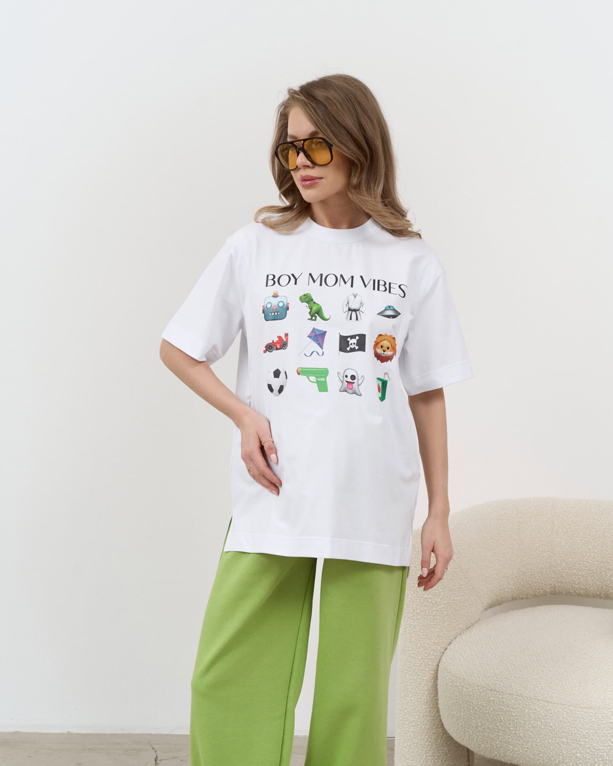 Белая футболка для будущих и кормящих мам Boy Mom Vibes Белая футболка для будущих и кормящих мам Boy Mom Vibes — изображение 8
