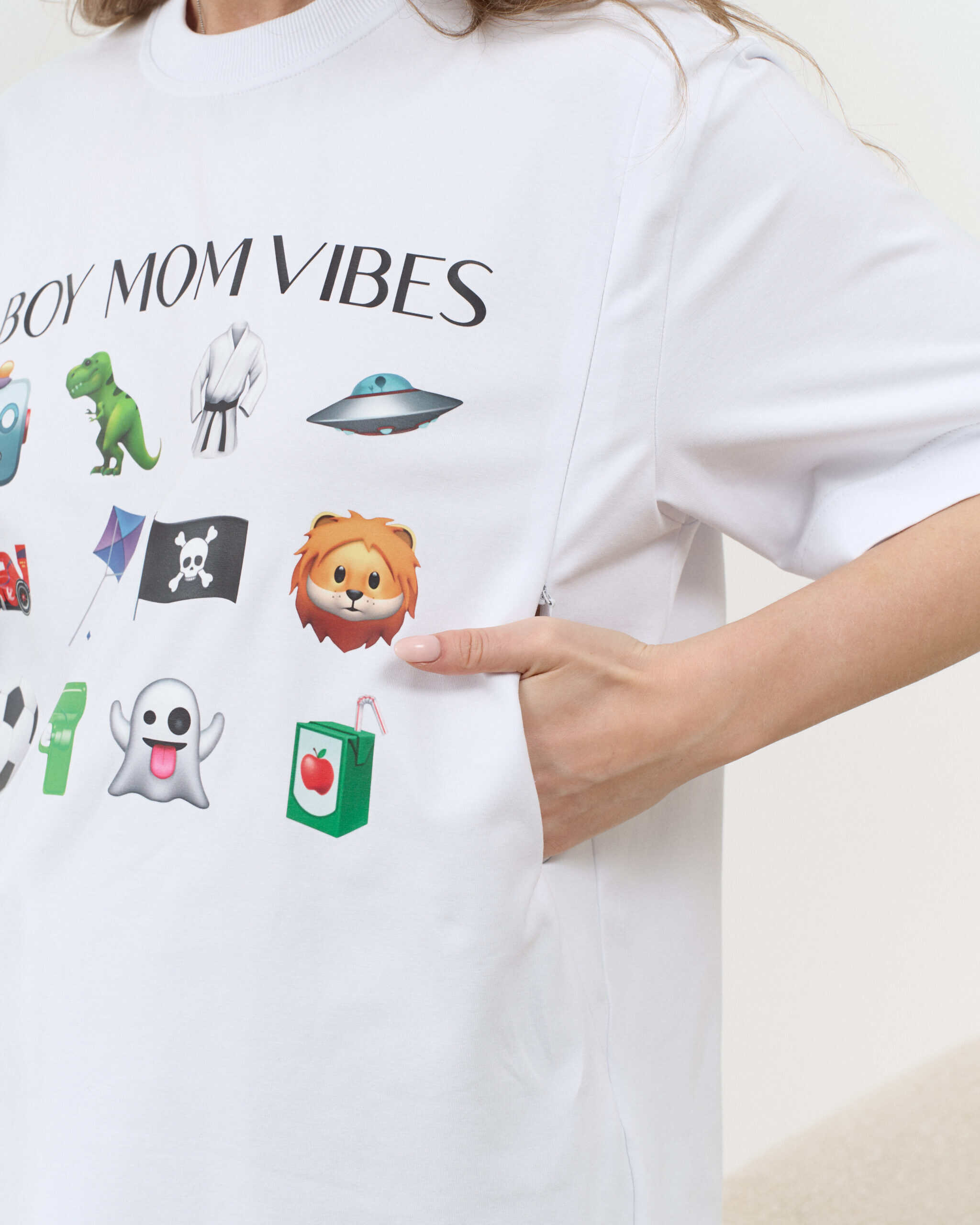 Белая футболка для будущих и кормящих мам Boy Mom Vibes Белая футболка для будущих и кормящих мам Boy Mom Vibes — изображение 2