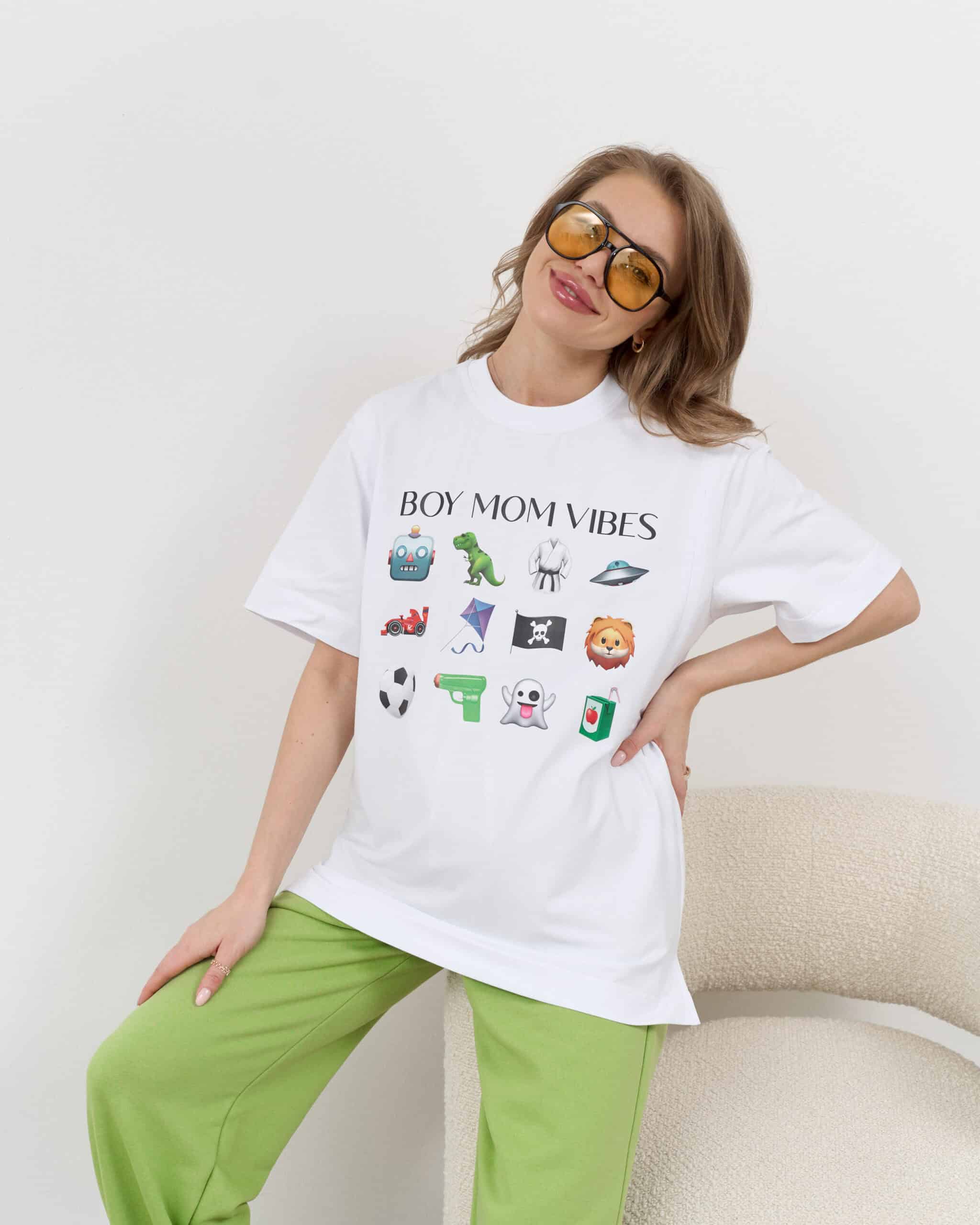 Белая футболка для будущих и кормящих мам Boy Mom Vibes Белая футболка для будущих и кормящих мам Boy Mom Vibes