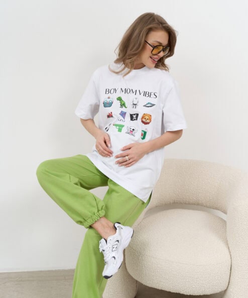 Белая футболка для будущих и кормящих мам Boy Mom Vibes Белая футболка для будущих и кормящих мам Boy Mom Vibes — изображение 9