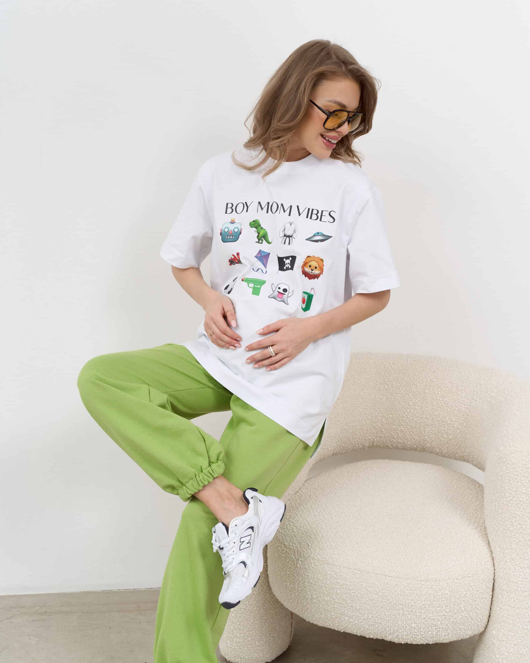 Белая футболка для будущих и кормящих мам Boy Mom Vibes Белая футболка для будущих и кормящих мам Boy Mom Vibes — изображение 9