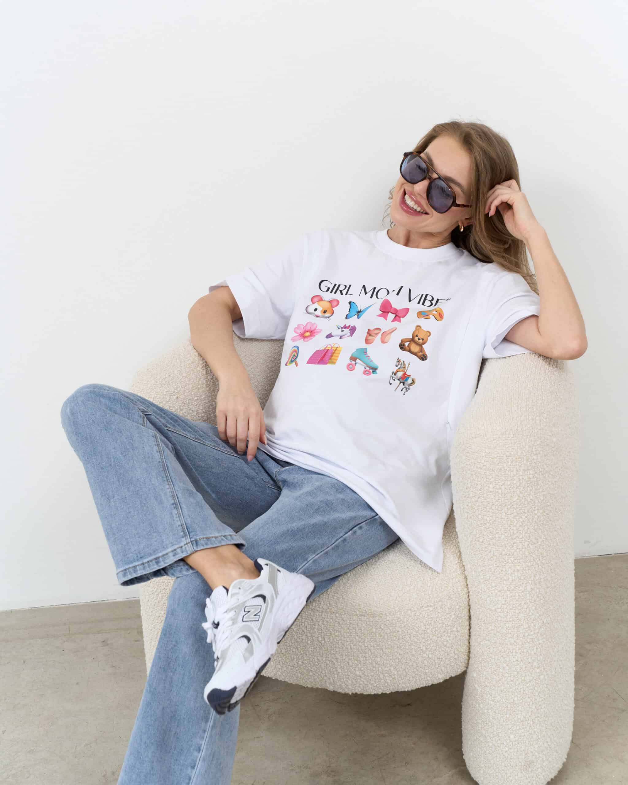 Белая футболка для будущих и кормящих мам Girl Mom Vibes Белая футболка для будущих и кормящих мам Girl Mom Vibes — изображение 4