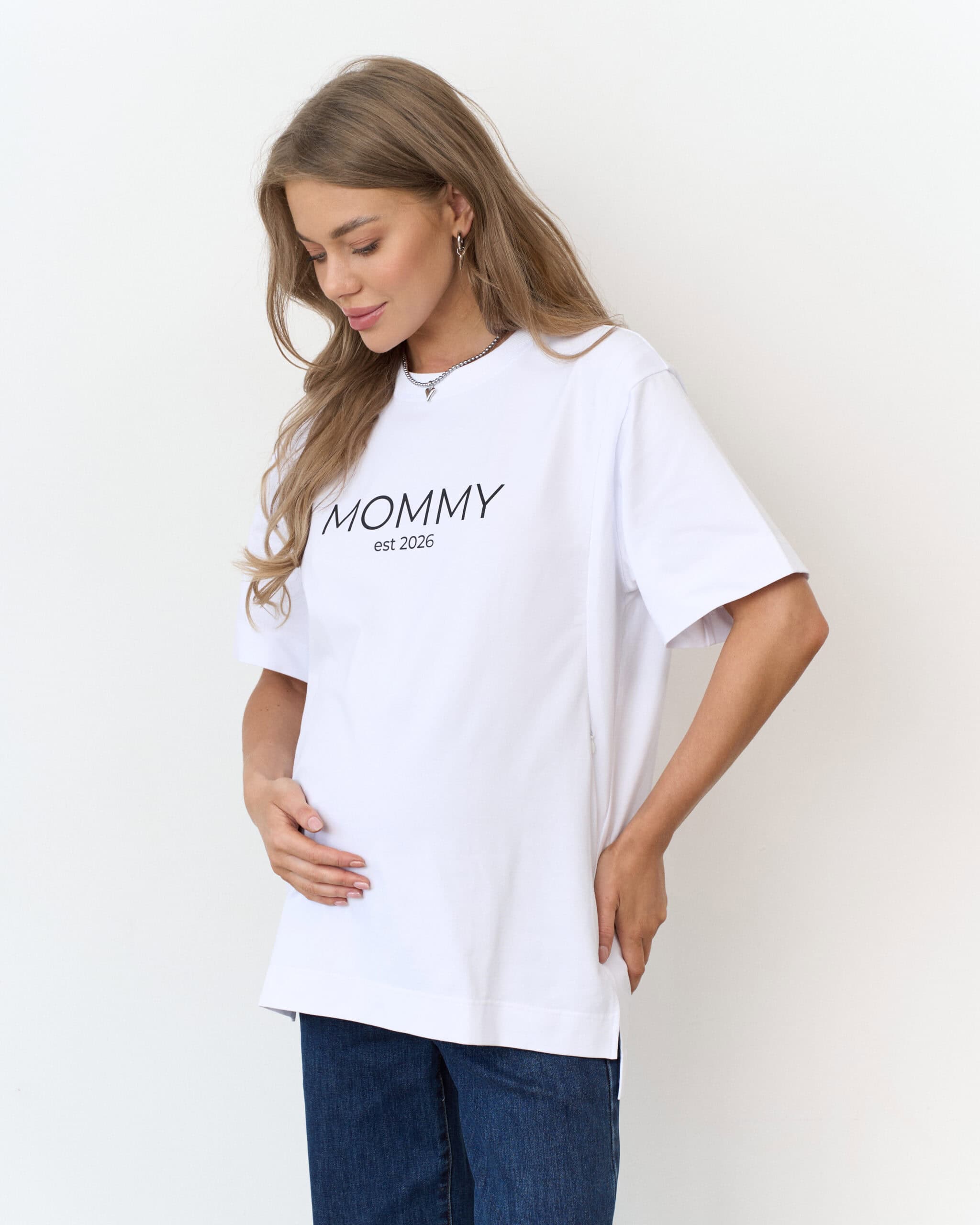 Белая футболка для мам Mommy est 2026 Белая футболка для мам Mommy est 2026 — изображение 5