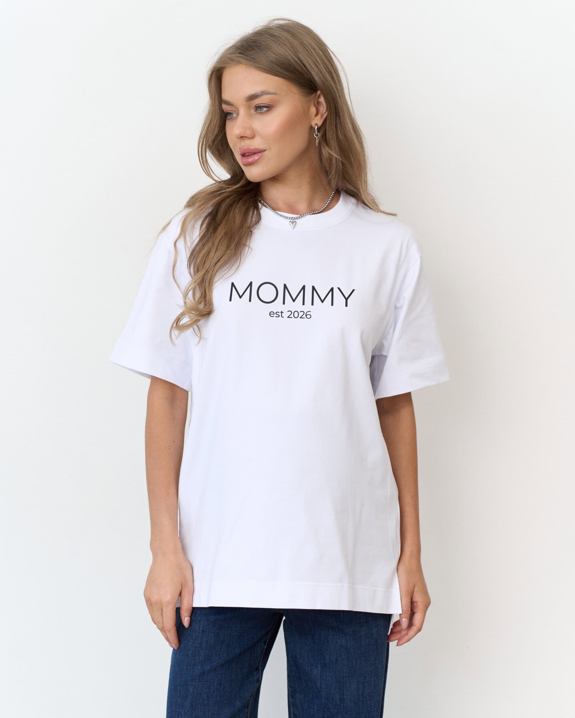 Белая футболка для мам Mommy est 2026 Белая футболка для мам Mommy est 2026