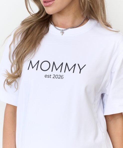 Белая футболка для мам Mommy est 2026 Белая футболка для мам Mommy est 2026 — изображение 4