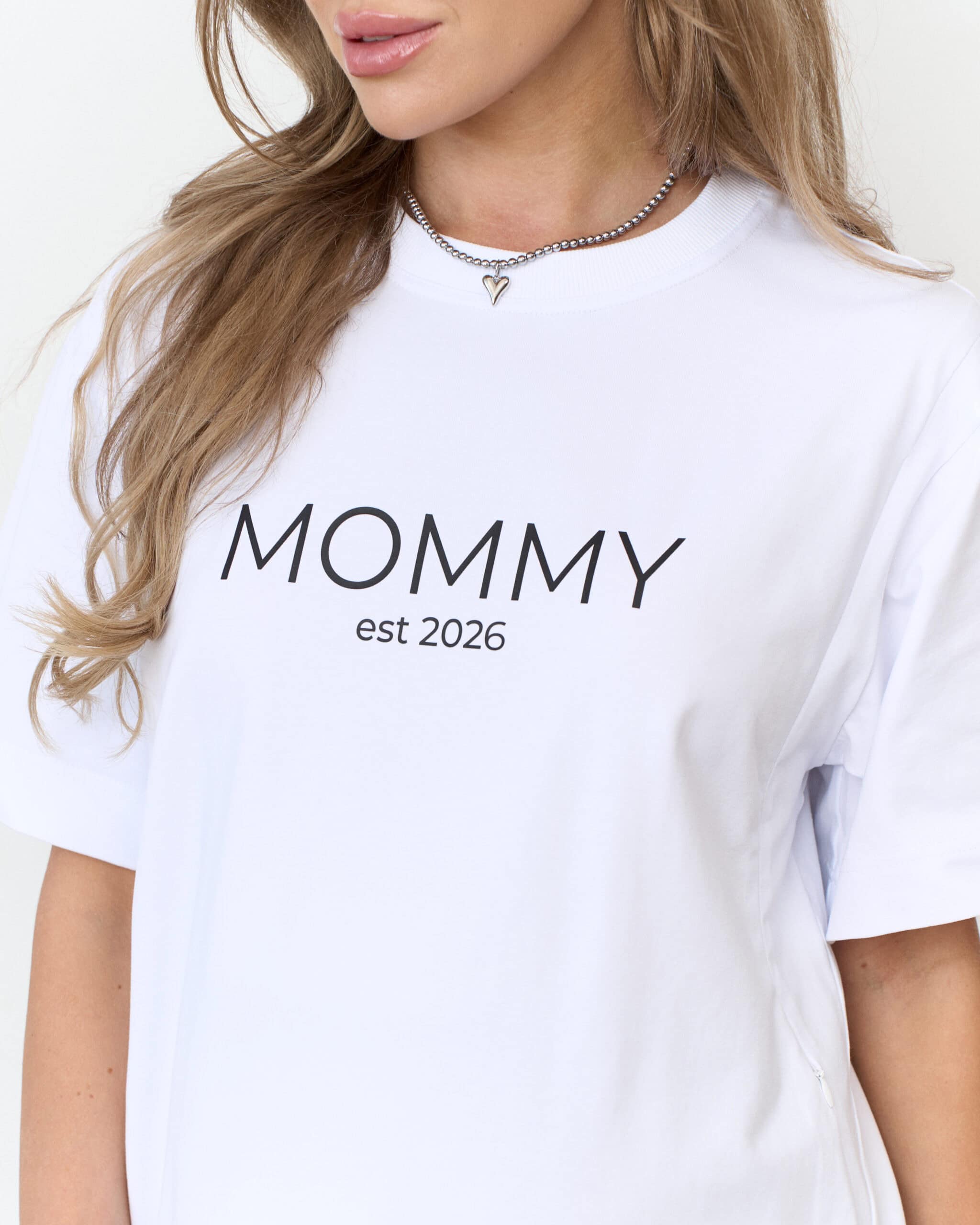 Белая футболка для мам Mommy est 2026 Белая футболка для мам Mommy est 2026 — изображение 4