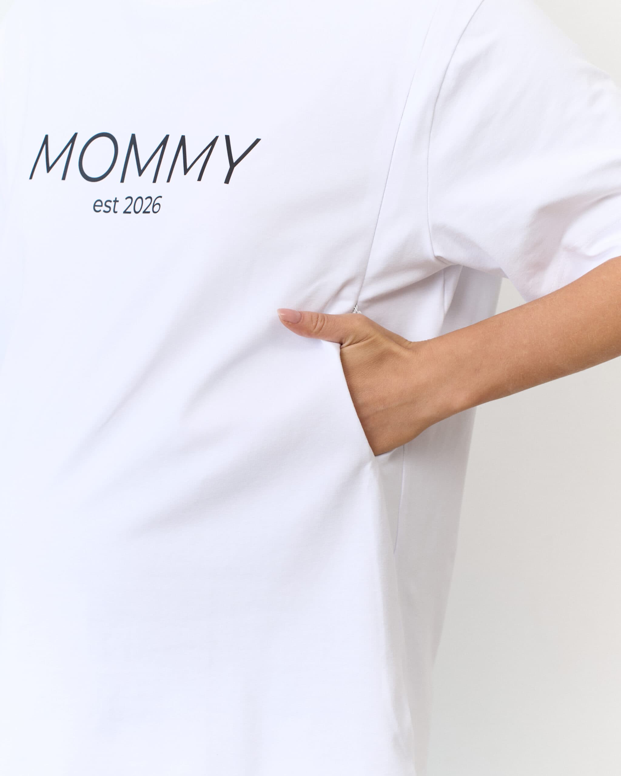 Белая футболка для мам Mommy est 2026 Белая футболка для мам Mommy est 2026 — изображение 2