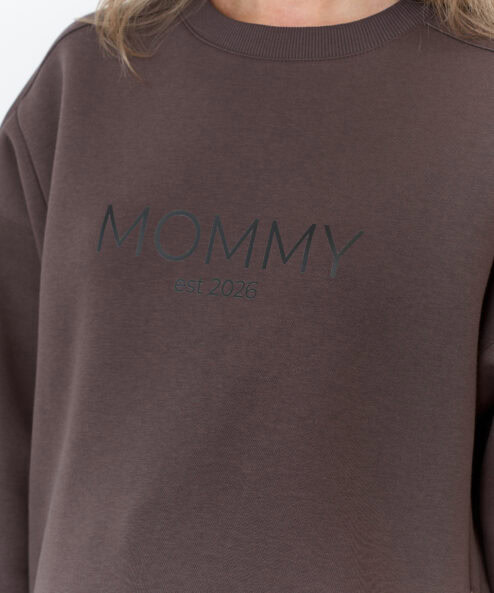 Кофейный теплый свитшот для будущих и кормящих мам MOMMY est 2026 — изображение 4