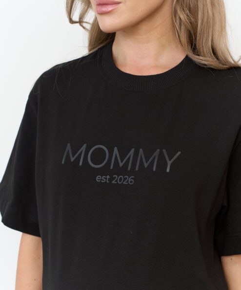 Черная футболка для мам Mommy est 2026 — изображение 4
