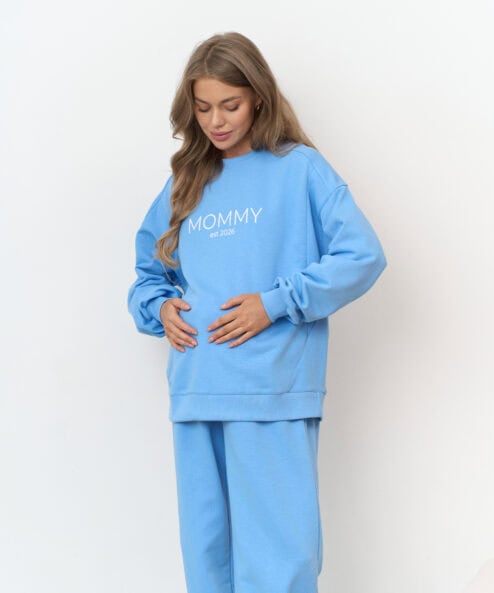 Голубой свитшот для будущих и кормящих мам MOMMY est 2026 — изображение 6