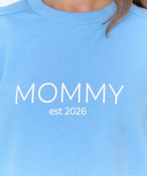 Голубой свитшот для будущих и кормящих мам MOMMY est 2026 — изображение 5