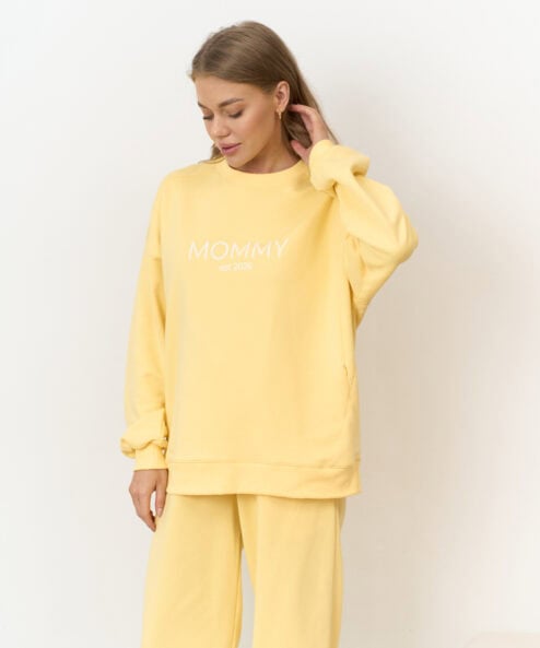 Желтый свитшот для будущих и кормящих мам MOMMY est 2026 — изображение 5