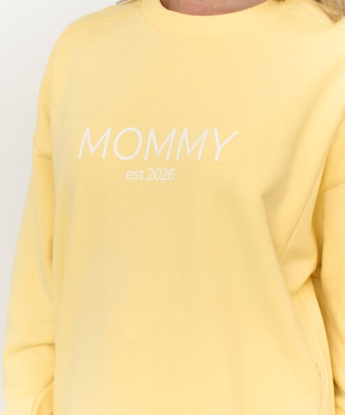 Желтый свитшот для будущих и кормящих мам MOMMY est 2026 — изображение 6