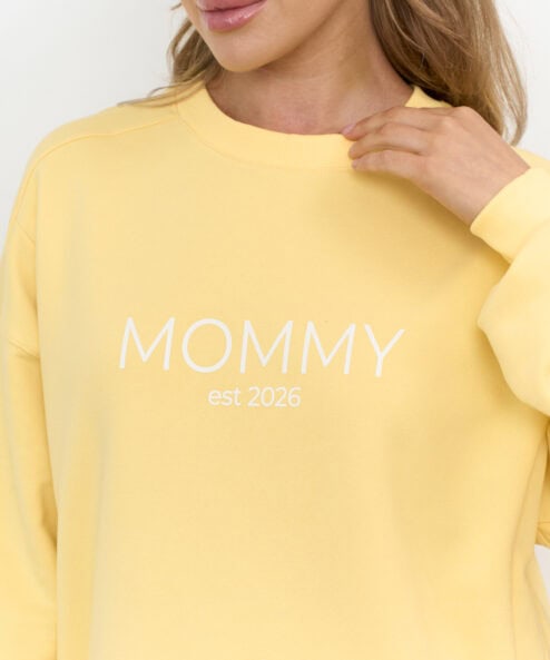 Желтый свитшот для будущих и кормящих мам MOMMY est 2026 — изображение 9