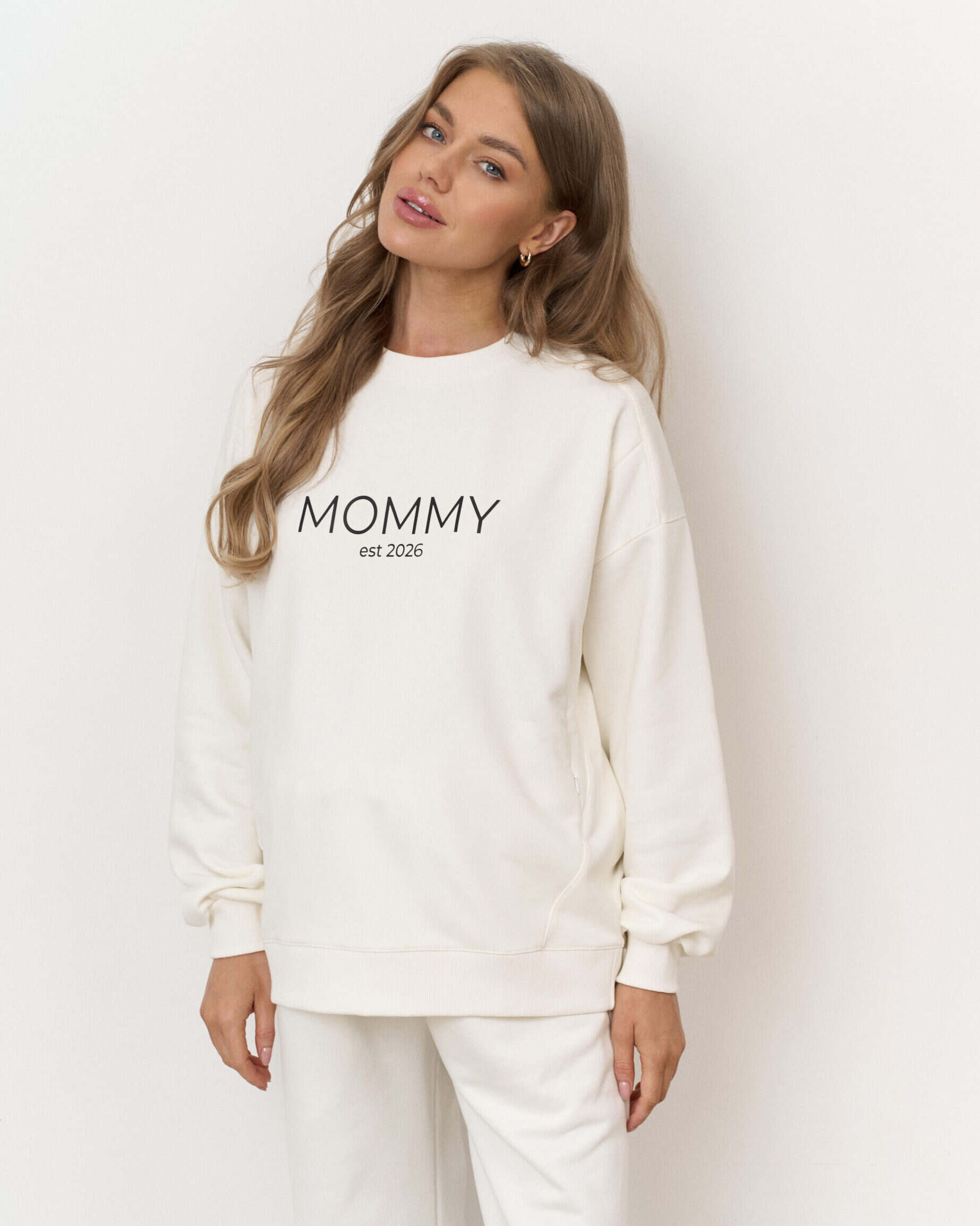 Молочный свитшот для будущих и кормящих мам MOMMY est 2026 Молочный свитшот для будущих и кормящих мам MOMMY est 2026