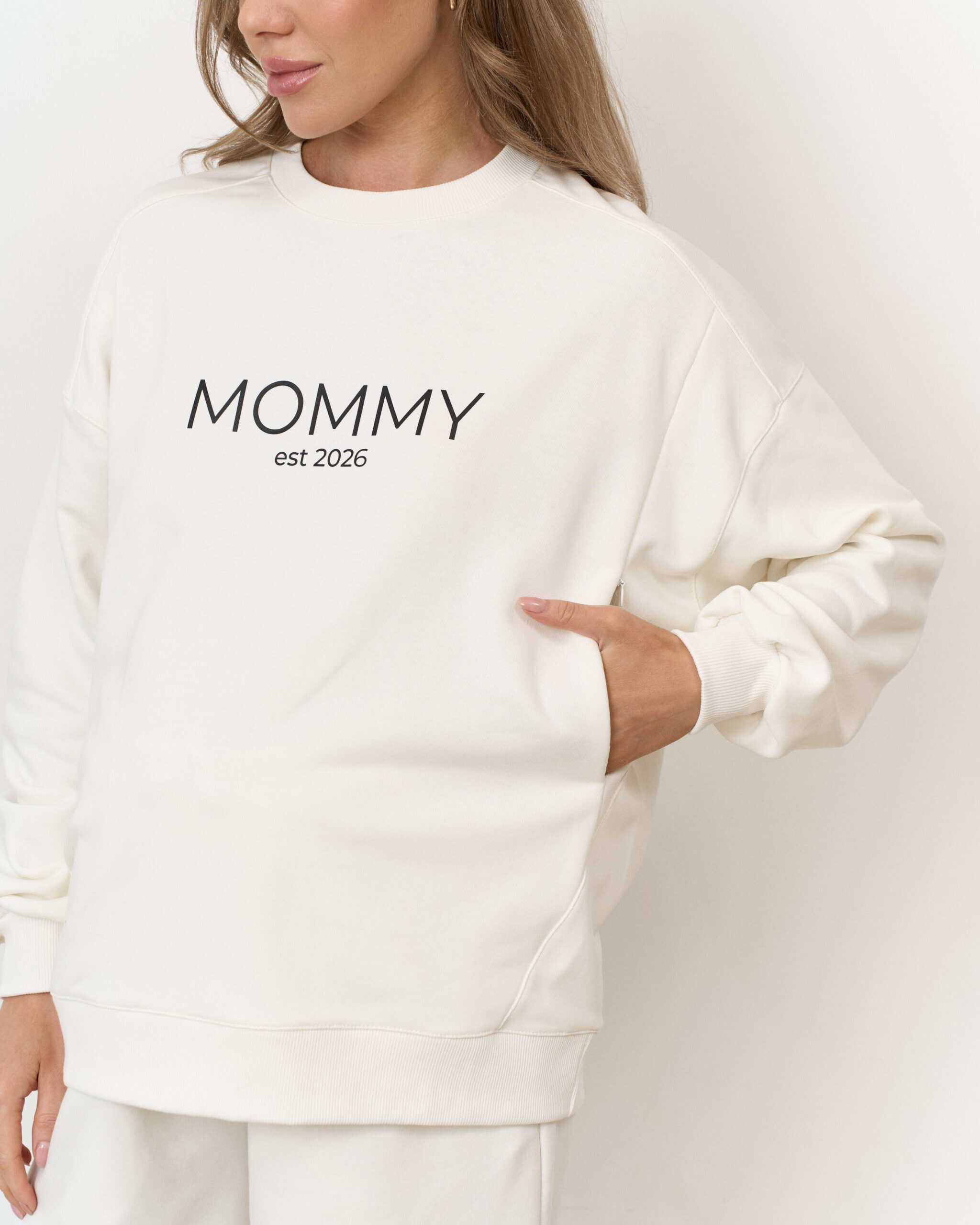 Молочный свитшот для будущих и кормящих мам MOMMY est 2026 Молочный свитшот для будущих и кормящих мам MOMMY est 2026 — изображение 2