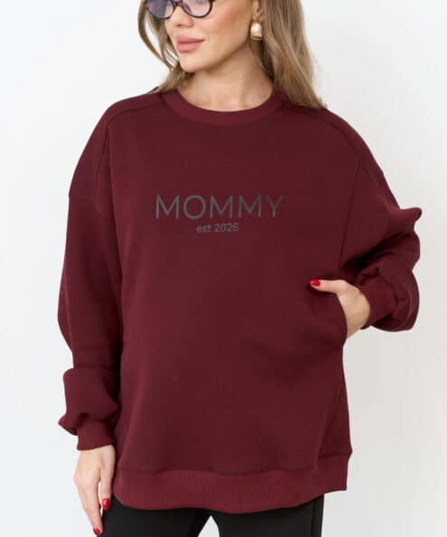 Темно-бордовый теплый свитшот для будущих и кормящих мам MOMMY est 2026 — изображение 6