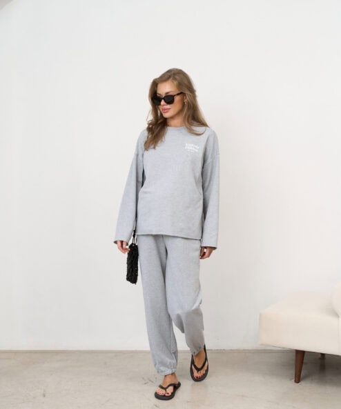 Модель в сером лонгсливе и брюках для будущих мам Kapusta Fashion.
